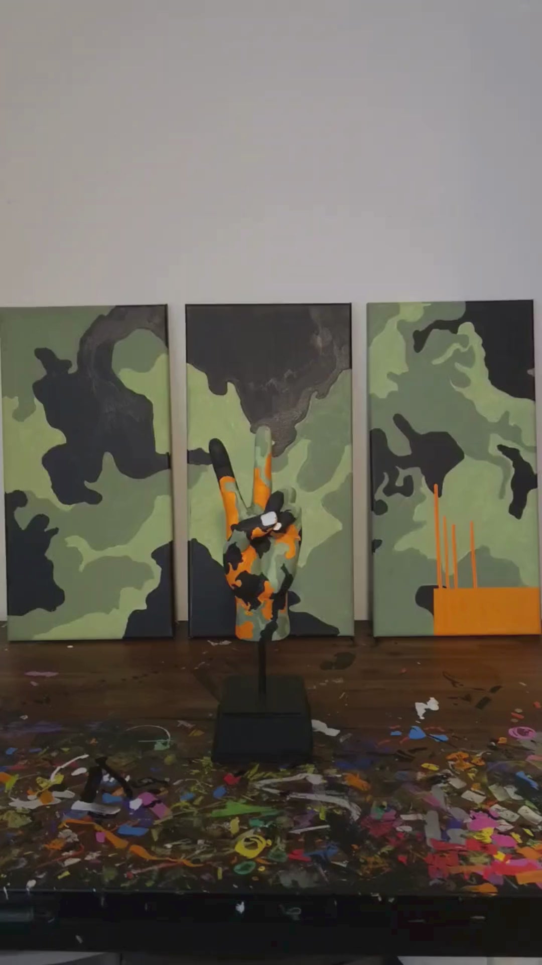 This is video about the "Camo Crush" Painitng in a setup with a hand artpiece in the same style of the painiting. 